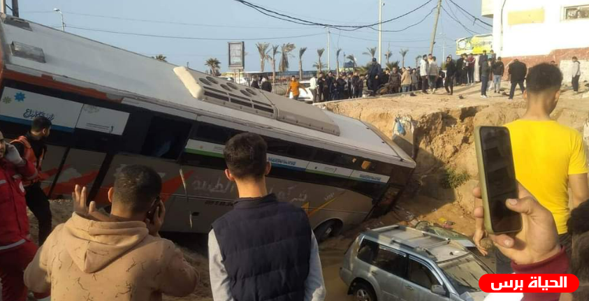 إصابة 10 مواطنين في إنقلاب باص كبير غرب غزة